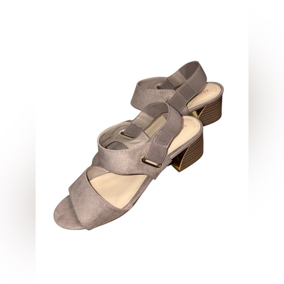 Liz Claiborne LC Clashing Low Heel Sandal Beige Suede Gold Accents Size 6.5 - Picture 7 of 10
